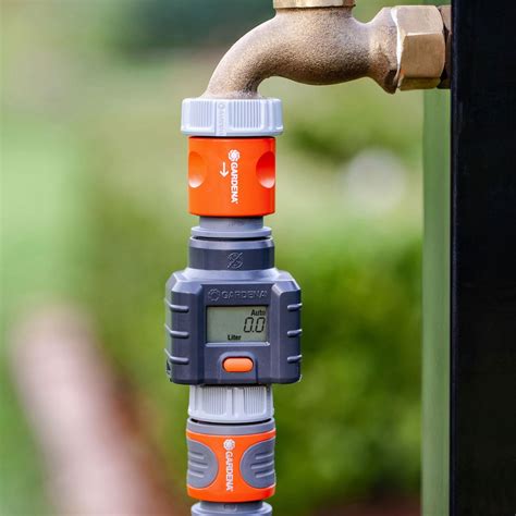 Garden hose water flow meter - All 4 functions of the water meter are operated with just one button. Functions 1 and 2 can be used to individually display the total water consumption, e.g. per day as well as per season. Function 3 provides information on the exact water consumption per irrigation process and function 4 displays the flow rate in liters or gallons per minute. 